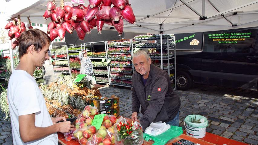 Am oberen Marktende wurden die Besucher von der mobilen Mosterei, am unteren Ende von Ständen mit regionalen Äpfeln begrüßt.