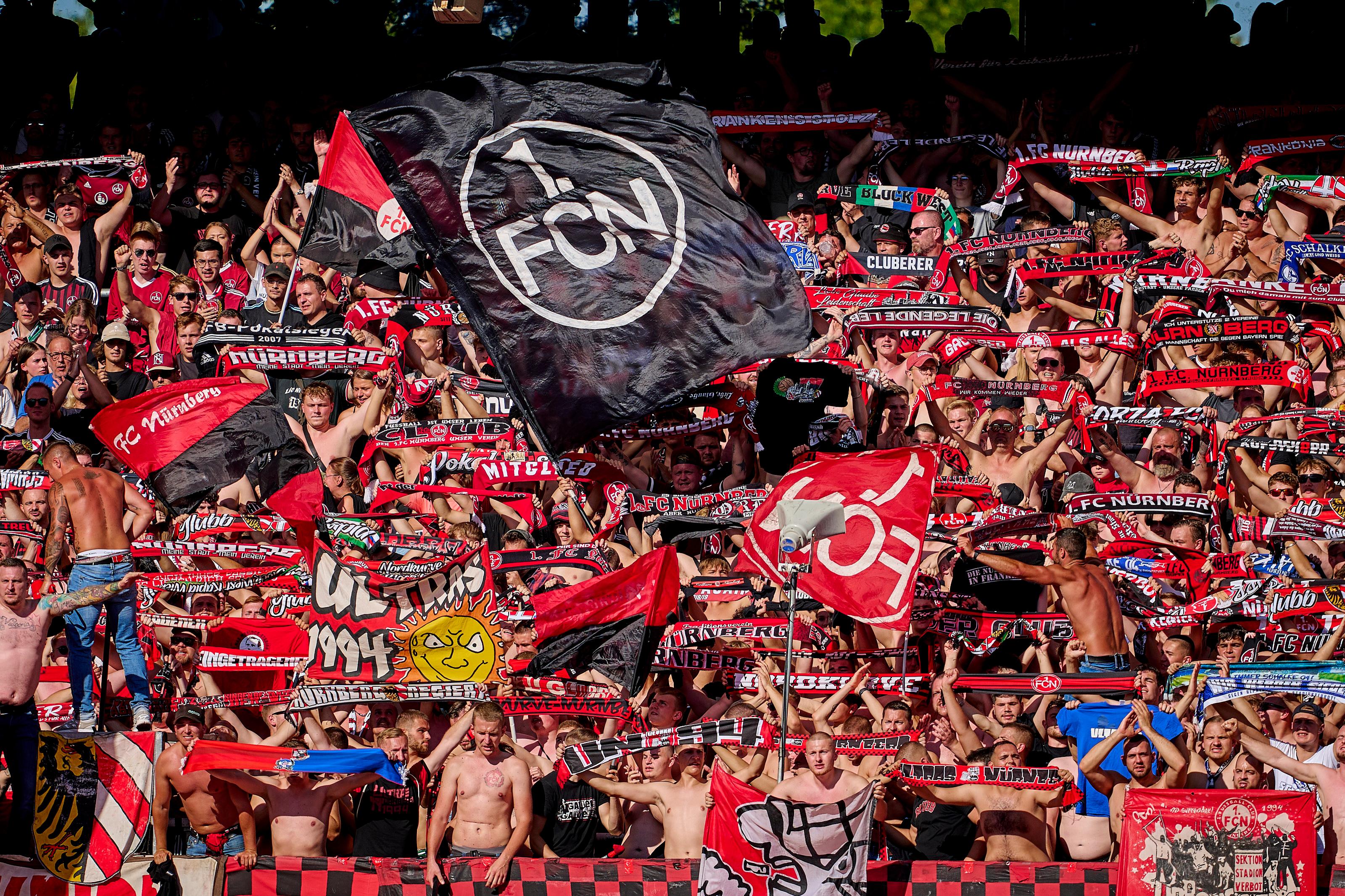 Am Ende bleibt`s beim 1:0 für Nürnberg - Jubel, Trubel, Heiterkeit auf dem Platz und den Rängen.