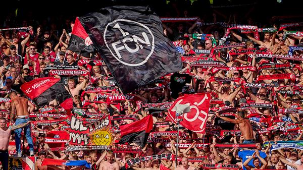 Am Ende bleibt`s beim 1:0 für Nürnberg - Jubel, Trubel, Heiterkeit auf dem Platz und den Rängen.