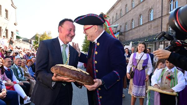 Brotübergabe an OB Thomas Jung...