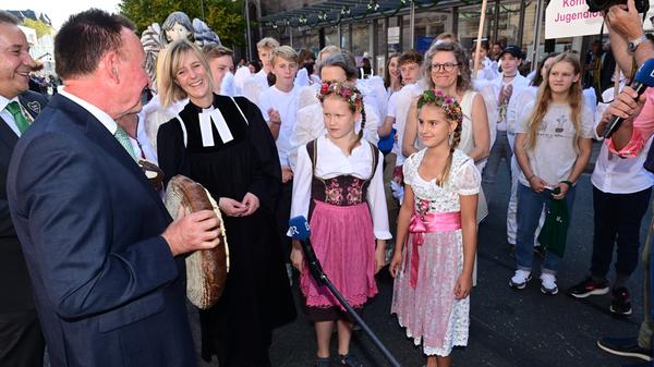 OB Thomas Jung reicht das Brot an Pfarrerin Stefanie Schardien von St. Michael weiter.