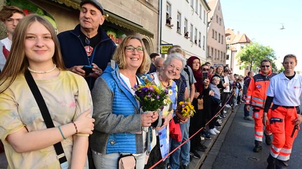 Glückliche Menschen am Straßenrand.