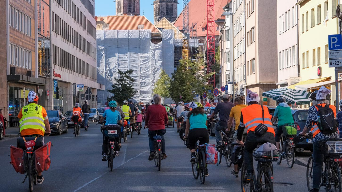 Mobile Demonstrationen mit dem Fahrrad sind bei den Veranstaltern beliebt, das Bild zeigt eine Sternfahrt des Bündnisses um den Radentscheid Bayern. Am 3. November fahren Klimaaktivisten von "Cycling Rebellion" durch Nürnberg.