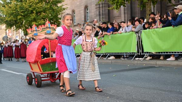 Junge Zugteilnehmer in der Königstraße.