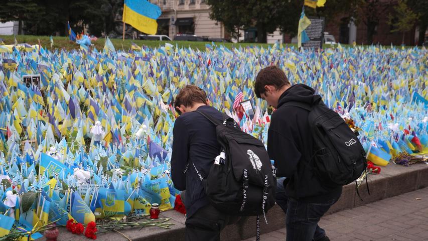 Ukrainer gedenken während einer Schweigeminute in Kiew der im Krieg gefallenen Soldaten. Der "Tag Verteidiger und Verteidigerinnen der Ukraine" findet dieses Jahr mit dem 1. Oktober erstmals zwei Wochen früher statt, als in den vorherigen Jahren. Ukrainer gedenken während einer Schweigeminute in Kiew der im Krieg gefallenen Soldaten. Der "Tag Verteidiger und Verteidigerinnen der Ukraine" findet dieses Jahr mit dem 1. Oktober erstmals zwei Wochen früher statt, als in den vorherigen Jahren.