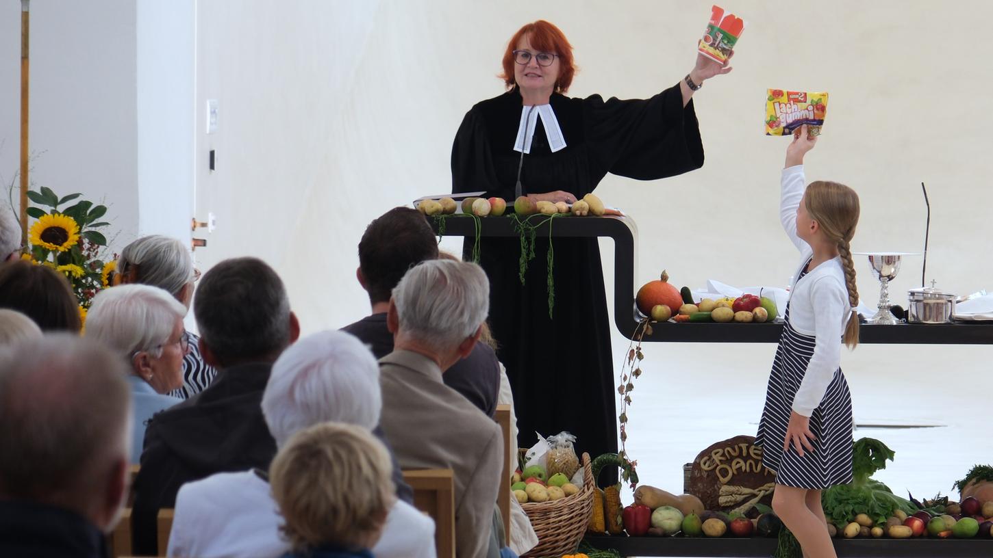 Exotisches am Erntedank-Altar der Neumarkter Christuskirche: Dekanin Christiane Murner zeigt, wofür ein Konfirmand besonders dankbar ist: für den Döner. Die Chorkinder freuen sich über Gummibärchen. Exotisches am Erntedank-Altar der Neumarkter Christuskirche: Dekanin Christiane Murner zeigt, wofür ein Konfirmand besonders dankbar ist: für den Döner. Die Chorkinder freuen sich über Gummibärchen.