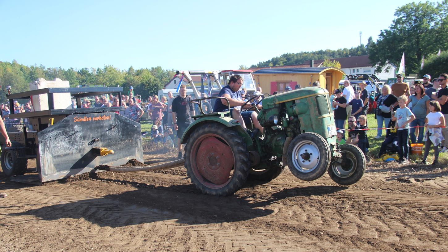 Bulldog Rally Mehrere tausend Besucher strömten zur Bulldog-Rallye in den kleinen Ort ...