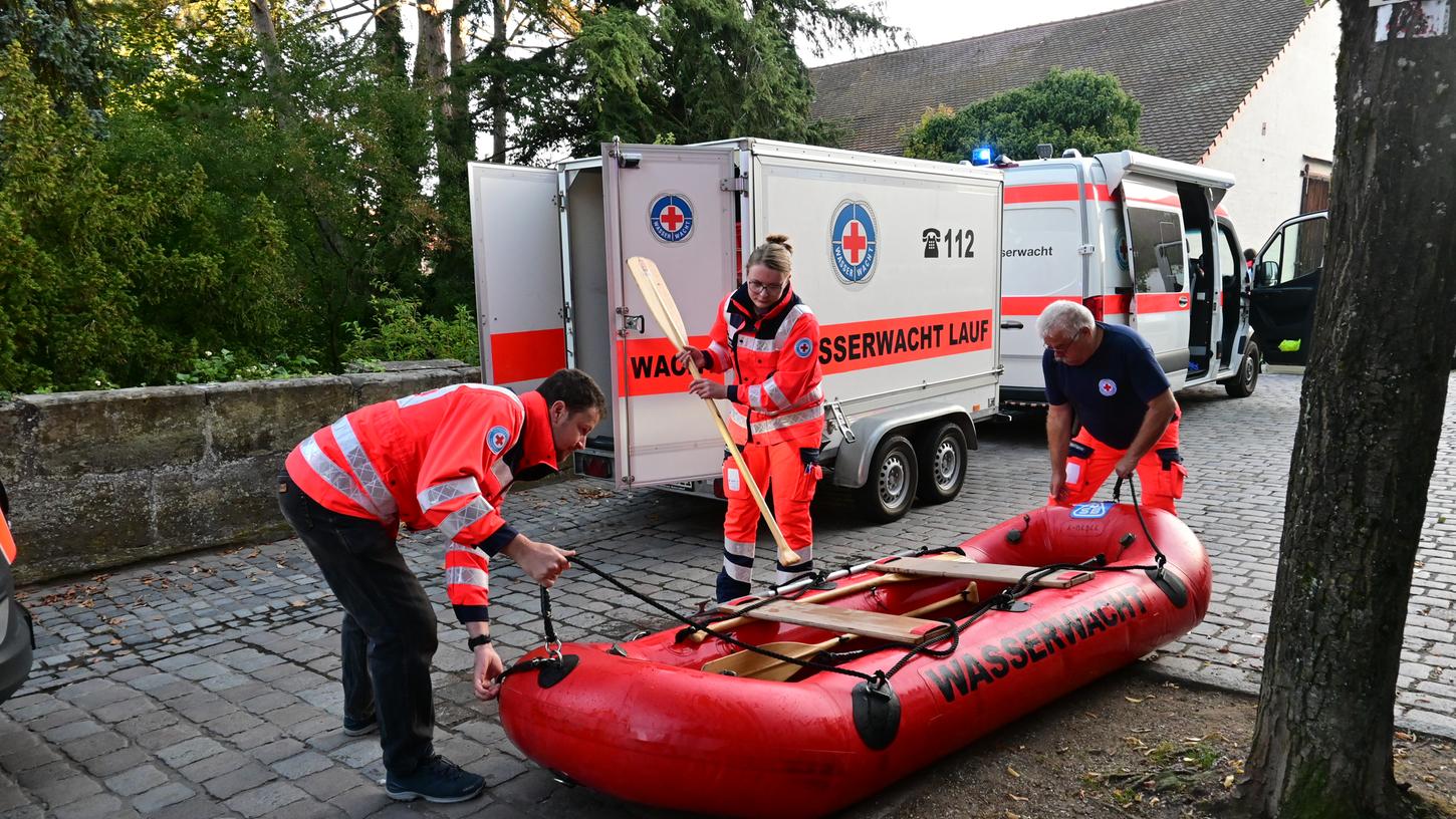 Einsatz beendet: Ehrenamtliche der Laufer Wasserwacht nach der Bergung der Leiche am Barth-Park. Einsatz beendet: Ehrenamtliche der Laufer Wasserwacht nach der Bergung der Leiche am Barth-Park.