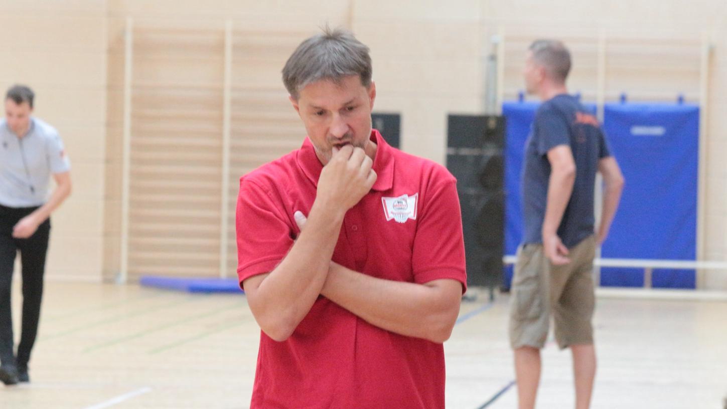 Hat noch einiges zu Grübeln: Der neue VfL-Trainer Goran Petrovic erkannte beim ersten Saisonspiel in Vilsbiburg noch einigen Verbesserungsbedarf in den Abläufen. Trotzdem hätten die Baskets kurz vor Schluss das Spiel noch auf ihre Seite ziehen können. Hat noch einiges zu Grübeln: Der neue VfL-Trainer Goran Petrovic erkannte beim ersten Saisonspiel in Vilsbiburg noch einigen Verbesserungsbedarf in den Abläufen. Trotzdem hätten die Baskets kurz vor Schluss das Spiel noch auf ihre Seite ziehen können.