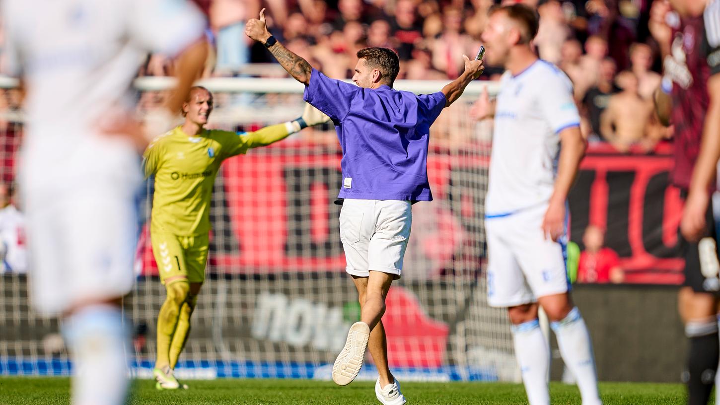 Teurer Spaß: Auf den Flitzer vom Magdeburg-Spiel könnte unter anderem eine Geldstrafe zukommen. Teurer Spaß: Auf den Flitzer vom Magdeburg-Spiel könnte unter anderem eine Geldstrafe zukommen.