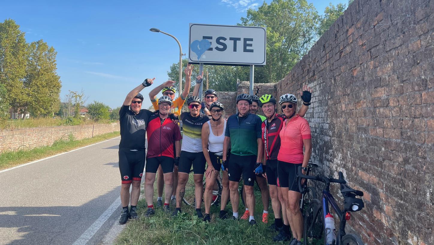 Ziel bei fast 30 Grad erreicht: Die Rennrad-Gruppe bestehend aus Matthias Oberth, Martin Bleichner, Norbert Hassler, Fabian Duscher, Horst Höfer, Gabi Strebel, Ernst Seemann, Georg Strebel sowie Andreas und Ulrike Buchner am Ortsschild von Este.