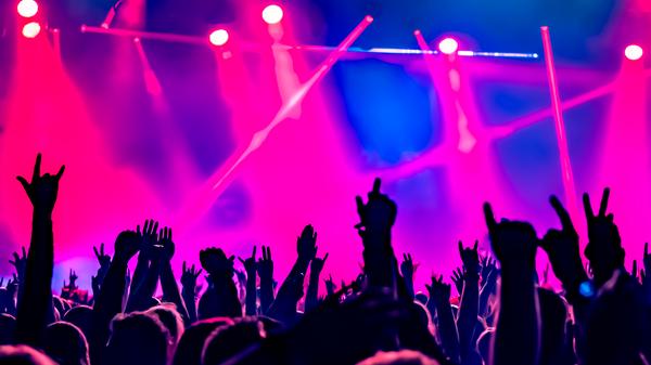 Menschen mit Bratgitarren-Jieper sind am Samstag im Hirsch richtig aufgehoben. Bei der Maximum Rock Night von Star FM sounden Songs aus den Bereichen Indie bis Rock, Grunge bis Metal und Alternative bis Hardcore durch die beiden Räume der ehemaligen Fabrikhalle. Geöffnet ist die Bude ab 22 Uhr. Bis 5 Uhr früh darf dann mit dem Kopf geschüttelt werden.
