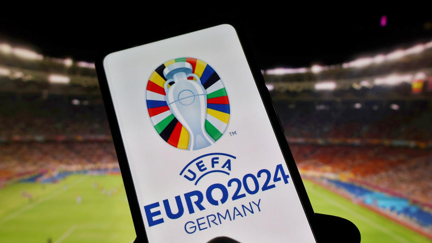 Das Logo der UEFA Euro 2024 ist auf einem Smartphone zu sehen. Die UEFA gab am 12. September die Details zum Kartenverkauf bekannt.