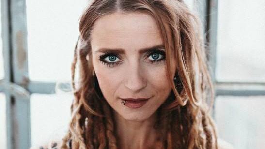 Liedermacherin Sarah Lesch performt am Freitag im Erlanger Redoutensaal. Bei ihrem Konzert wird sie von Gitarrist Philipp Wiechert begleitet. Der Auftritt im Rahmen der "Zeitlose Kamellen"-Tour beginnt um 20 Uhr.