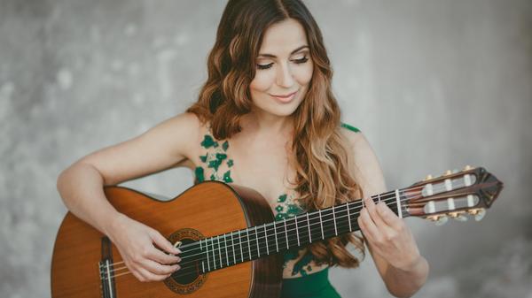Bei der 28. Ausgabe der Gitarrennacht am Freitag in der Tafelhalle ist Freya Arde zu Gast. Die Künstlerin hat sich zuletzt als Filmkomponistin einen Namen gemacht. Yuliya Lonskaya (Foto) zupft Saiten und singt dazu. Ihre Stücke sind eine Mélange aus Klassik, Folk, Jazz und Bossa Nova. Ebenfalls performen wird Malte Vief, dessen Musik an Vielschichtigkeit kaum zu toppen ist. Stefan Grasse vervollständigt das Line-up. Start: 20 Uhr.