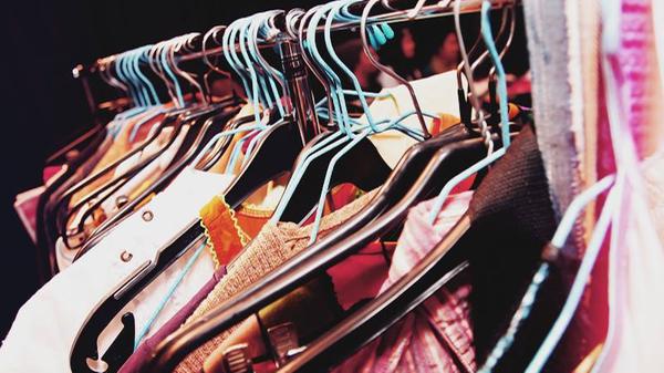 Kleider, Schuhe, Taschen, Schmuck und vieles mehr gibt's beim Nightmarket im Parks. Am Freitag steht die nächste Ausgabe auf dem Zettel. Los geht die Schatzsuche um 18 Uhr. DJs kümmern sich um den nötigen Soundtrack, während in der Küche leckeres Thai Streetfood zubereitet wird.
