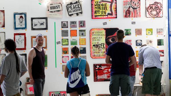 Im Ofenwerk in der Klingenhofstraße macht sich von Freitag bis Sonntag die SupermART Messe breit. Auf fast 2.000 m² Fläche bietet das Event, das früher im leerstehenden Quellegebäude stattfand, originelle zeitgenössische Kunst zu erschwinglichen Preisen. Los geht’s am ersten Abend um 19 Uhr. Samstag und Sonntag darf man sich schon ab 13 Uhr in der Halle umsehen und die Werke der Kunstschaffenden begutachten. Live-Paintings und DJ-Musik vervollständigen die Messe.