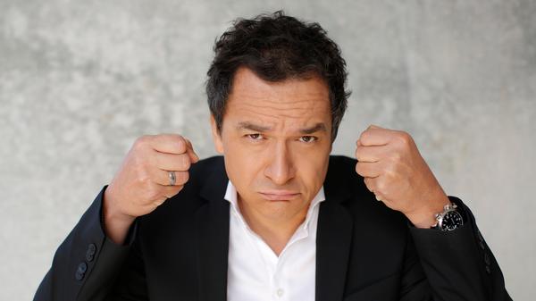Mit seinem Programm "Vor der Ehe wollt ich ewig leben" erheitert der Kabarettist Stephan Bauer diesen Freitag das Publikum im Erlanger Fifty-Fifty. Ab 20 Uhr präsentiert der Humorist seine Beziehungs-Comedy.