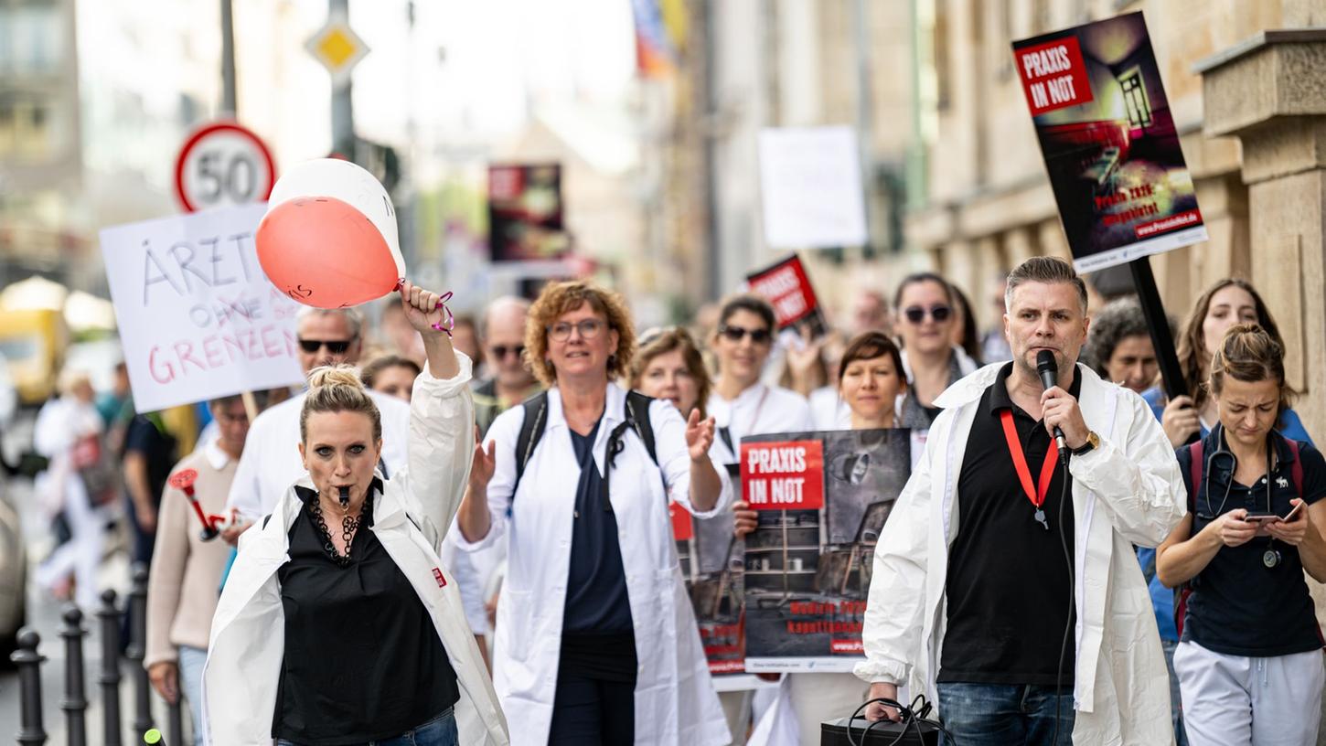 Ärzte bei dem Protestmarsch "Ärzte in Not" in Berlin Mitte.