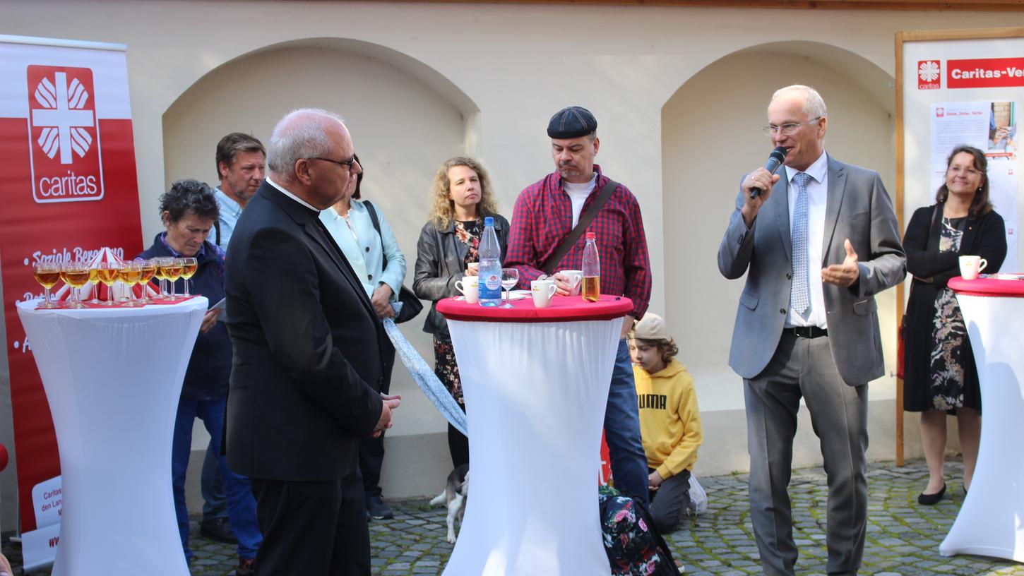 Würdigten in Grußworten die Arbeit der Caritas Erlangen: stellvertretender Landrat Martin Oberle (mit Mikrofon) und stellvertretende Diözesan-Caritasdirektorin Ursula Kundmüller (hinten rechts). Würdigten in Grußworten die Arbeit der Caritas Erlangen: stellvertretender Landrat Martin Oberle (mit Mikrofon) und stellvertretende Diözesan-Caritasdirektorin Ursula Kundmüller (hinten rechts).