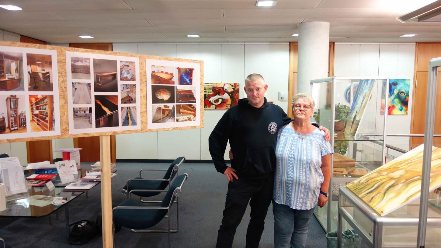 Mutter und Sohn gestalten gemeinsam die 360. Kunstausstellung in der Sparkasse. Brigitte Fleischmann mit farbenfrohen Bildern, Marco Fleischmann mit Holzkunst. Mutter und Sohn gestalten gemeinsam die 360. Kunstausstellung in der Sparkasse. Brigitte Fleischmann mit farbenfrohen Bildern, Marco Fleischmann mit Holzkunst.