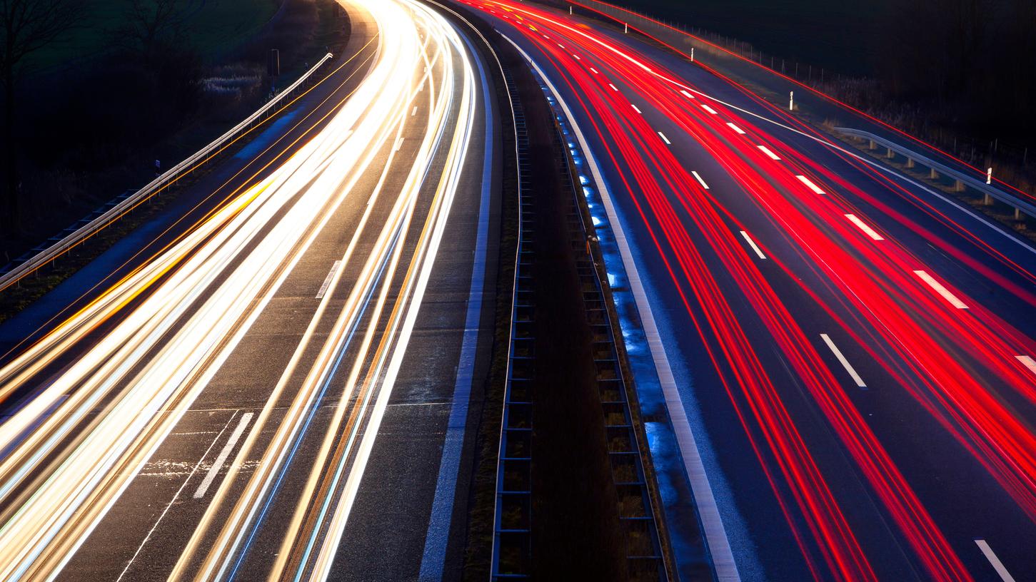 Rund zehn Kilometer – zwischen Lauf und dem Kreuz Nürnberg – fuhr der 35-Jährige auf der Autobahn in der falschen Richtung (Symbolfoto). Rund zehn Kilometer – zwischen Lauf und dem Kreuz Nürnberg – fuhr der 35-Jährige auf der Autobahn in der falschen Richtung (Symbolfoto).