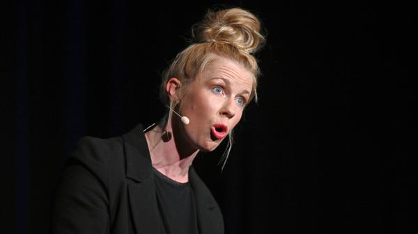 Im Leben von Christine Eixenberger spielen zwei Dinge die Hauptrolle: die Schauspielerei und die Comedy. In ihrer Funktion als Kabarettistin reist die studierte Lehrerin am Samstag nach Neumarkt um im Rahmen des Erntedankfests der Lammsbräu aufzutreten. Eixenbergers Gastspiel findet in einem beheizten Festzelt im Innenhof der Brauerei statt. Beginn: 20 Uhr.