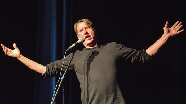 Kabarettist Andreas Rebers mimt in seinem neuen Stück einen alternden Junggesellen, der Bilanz zieht. Am Sonntag sind Rebers und sein Baumarktquartett damit im Theater Erlangen zu Gast. Los geht's um 20 Uhr.