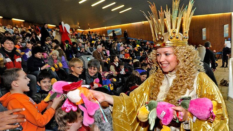 2009: Bei weihnachtlichem Treiben besuchte das Nürnberger Christkind die Tümmler. Dabei verteilte es Geschenke an die begeisterten Zuschauer.