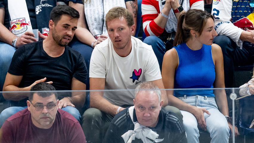 Tolle Sache, dieses Eishockey: Fußball-Bundestrainer Julian Nagelsmann ist so viel Dynamik auf dem Spielfeld gar nicht gewohnt. Tolle Sache, dieses Eishockey: Fußball-Bundestrainer Julian Nagelsmann ist so viel Dynamik auf dem Spielfeld gar nicht gewohnt.