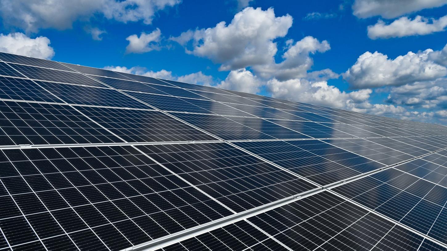 Ein Solarpark unter wolkigem Himmel - die Entwicklung der Photovoltaikanlagen ist in Treuchtlingen geringer als in anderen deutschen Städten. Ein Solarpark unter wolkigem Himmel - die Entwicklung der Photovoltaikanlagen ist in Treuchtlingen geringer als in anderen deutschen Städten.