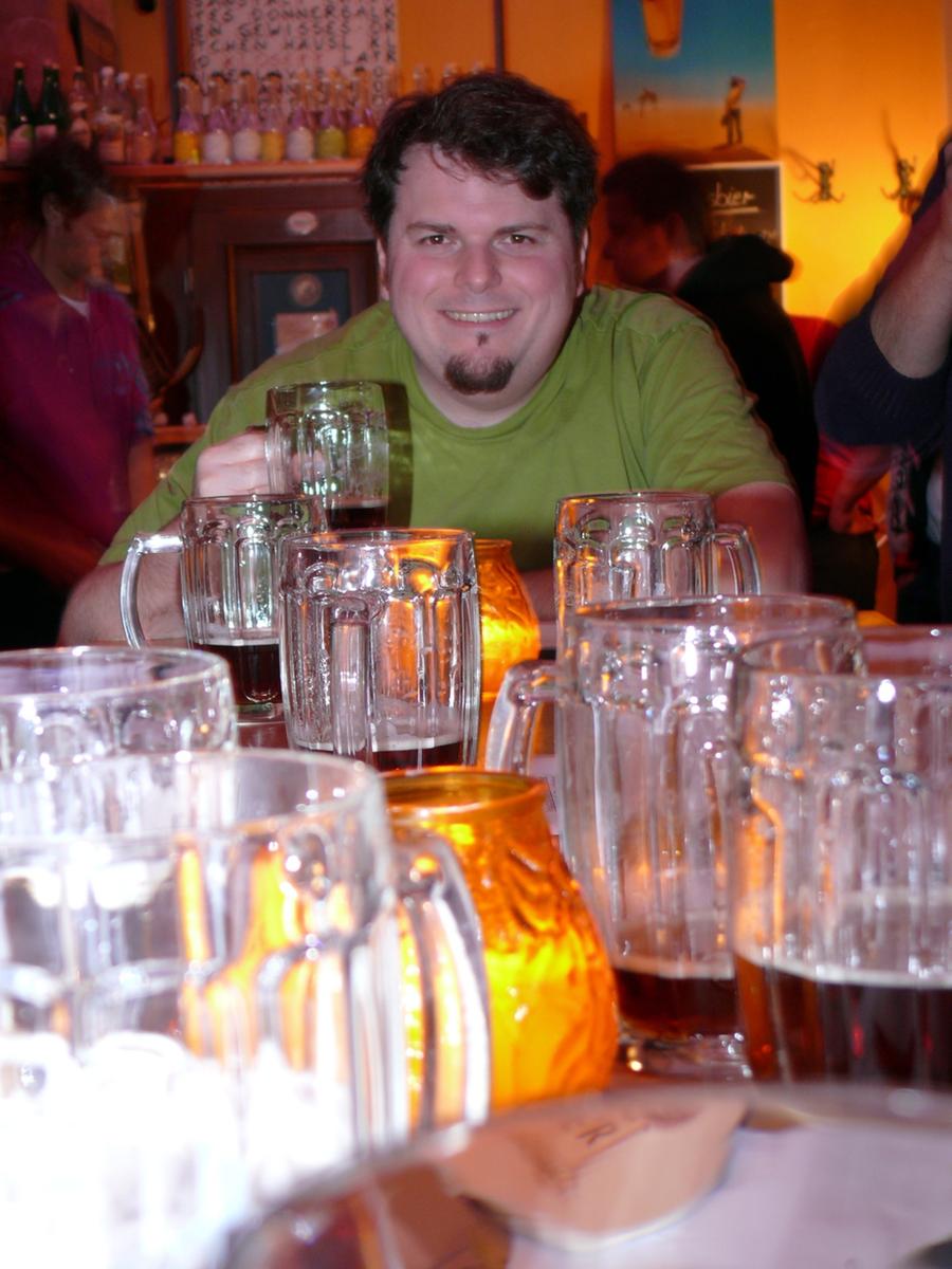 Bei einem Seminar in der Nürnberger Kneipe "Bieramt" findet dieser Teilnehmer heraus, welches Landbier ihm am besten schmeckt.