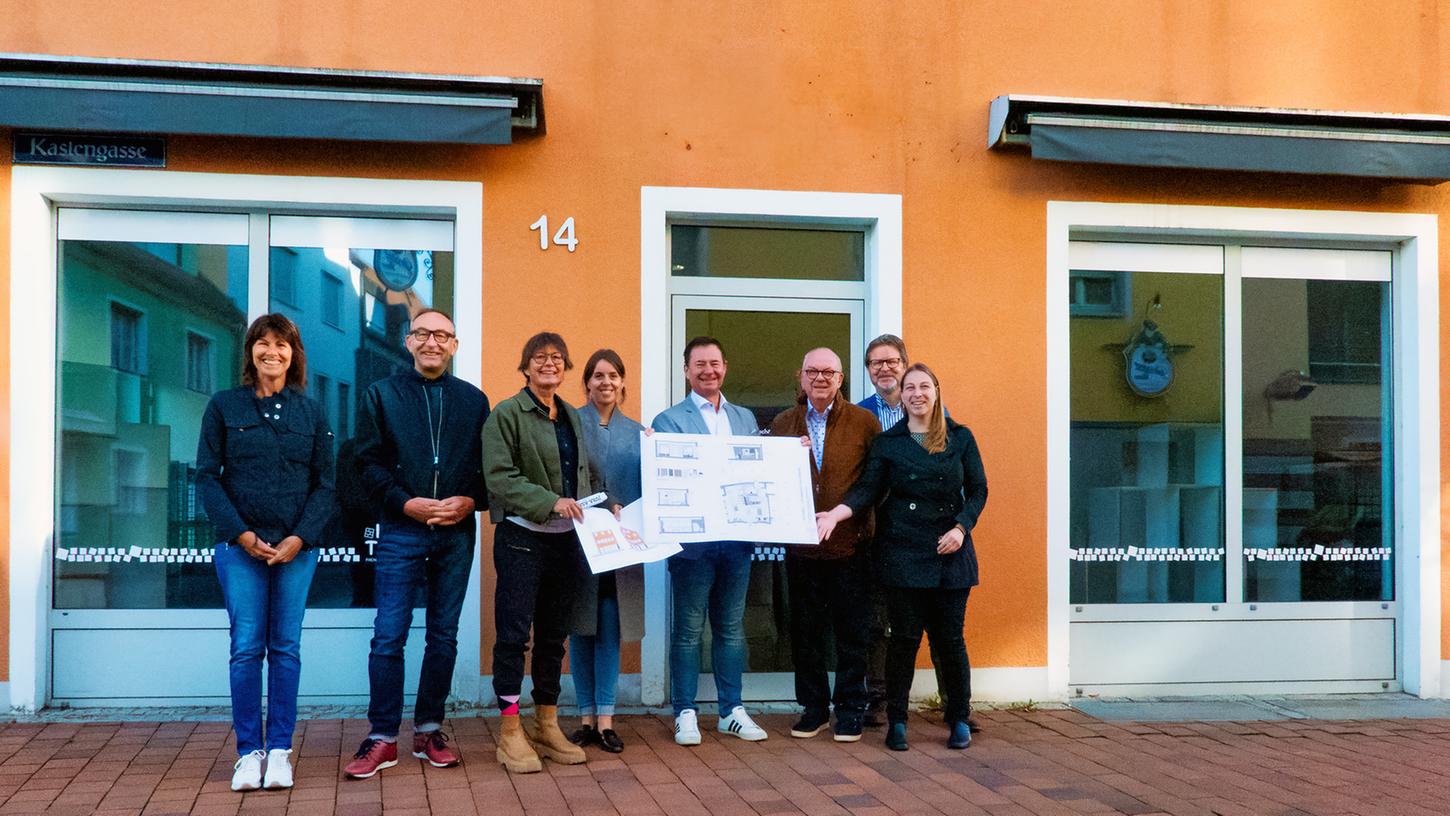 Bei einem Ortstermin in der Kastengasse hat sich Oberbürgermeister Thomas Thumann über die Pläne für den „Welt winkel 360°“ informiert. Bei einem Ortstermin in der Kastengasse hat sich Oberbürgermeister Thomas Thumann über die Pläne für den „Welt winkel 360°“ informiert.