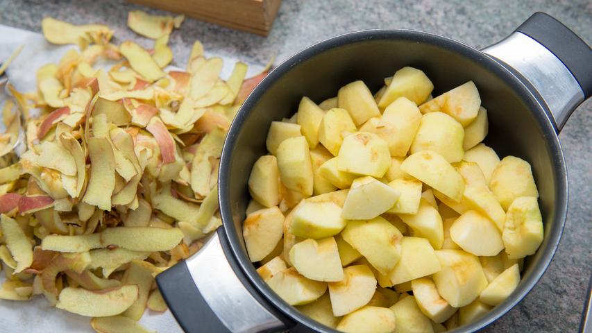 Wer Äpfel zu Mus verkocht, tut das oft, weil er zu viele hat. Apfelmus ist aber nicht allzu lange haltbar - außer, man macht es ein oder friert es ein. Wer Äpfel zu Mus verkocht, tut das oft, weil er zu viele hat. Apfelmus ist aber nicht allzu lange haltbar - außer, man macht es ein oder friert es ein.
