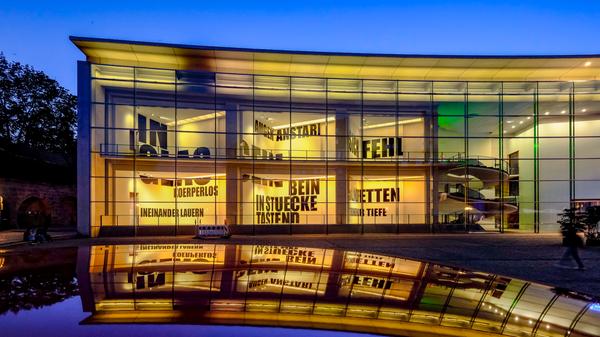 Das Neue Museum Nürnberg hat die Wortkünstlerin Dagmar Buhr eingeladen, die großen Fassadenräume am Klarissenplatz zu gestalten. Ihre Präsentation geht darüber noch hinaus - auch die Schaufensterscheibe des Sex-Shops um die Ecke in der Luitpoldstraße wurde mit einbezogen. Was für ein Lese-Stoff. Neues Museum Nürnberg, Klarissenplatz. Bis 11. Februar 2024 rund um die Uhr.
