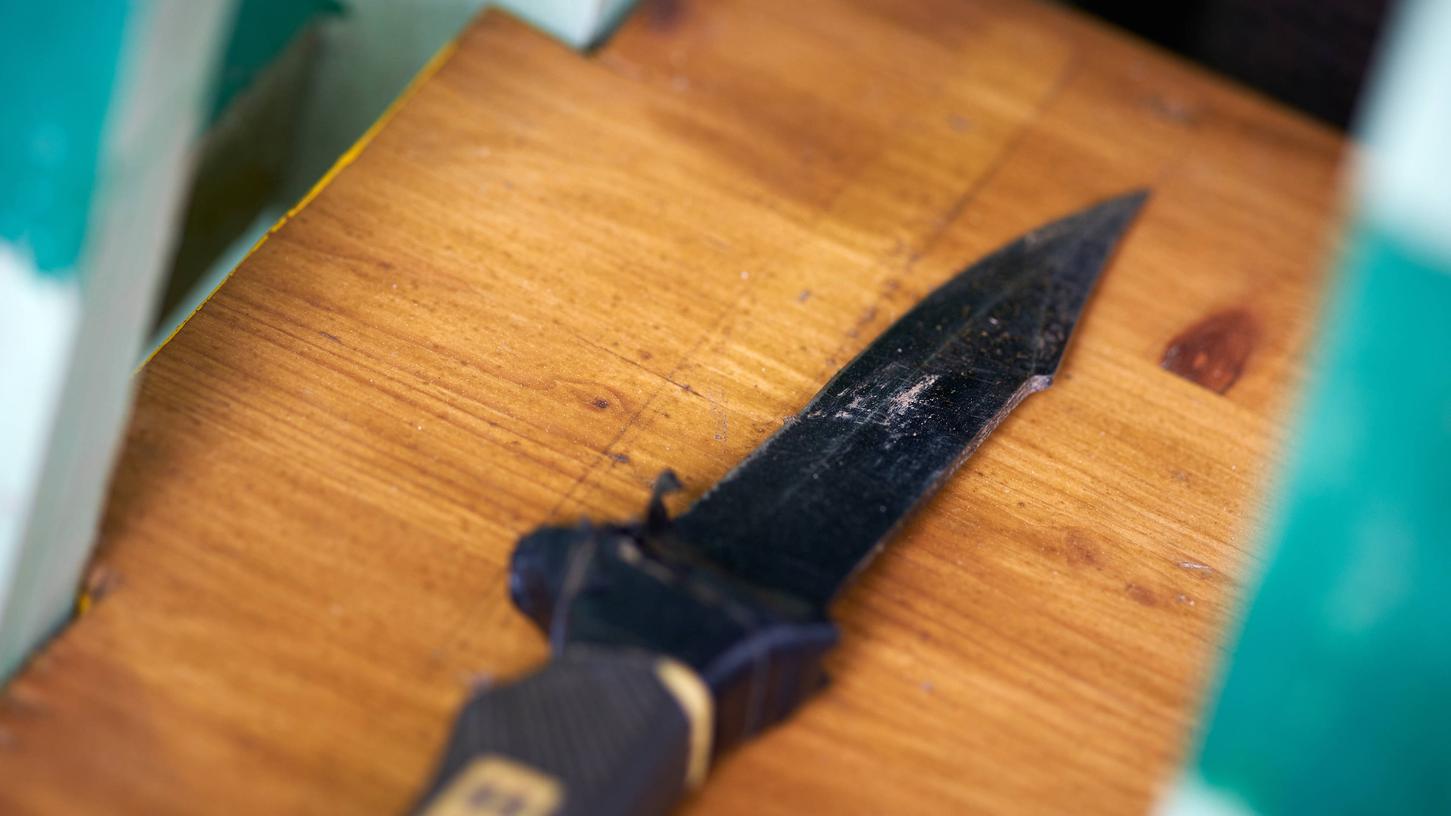 Ein 20-Jähriger wurde von seinem Nachbarn mit einem Messer bedroht (Symbolbild). Ein 20-Jähriger wurde von seinem Nachbarn mit einem Messer bedroht (Symbolbild).