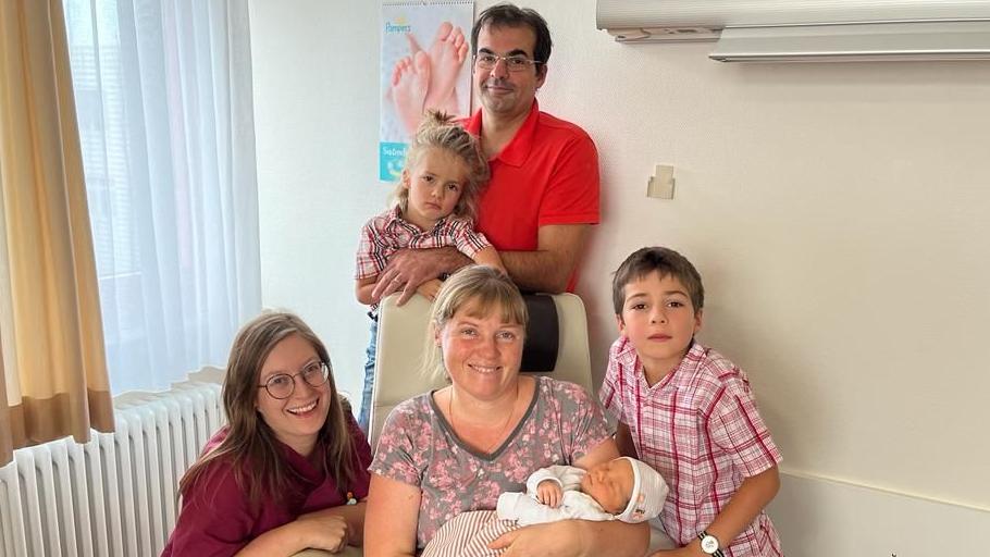 Familie und Hebamme Franziska Oschatz freuen sich im Klinikum Altmühlfranken über den kleinen Johannes.