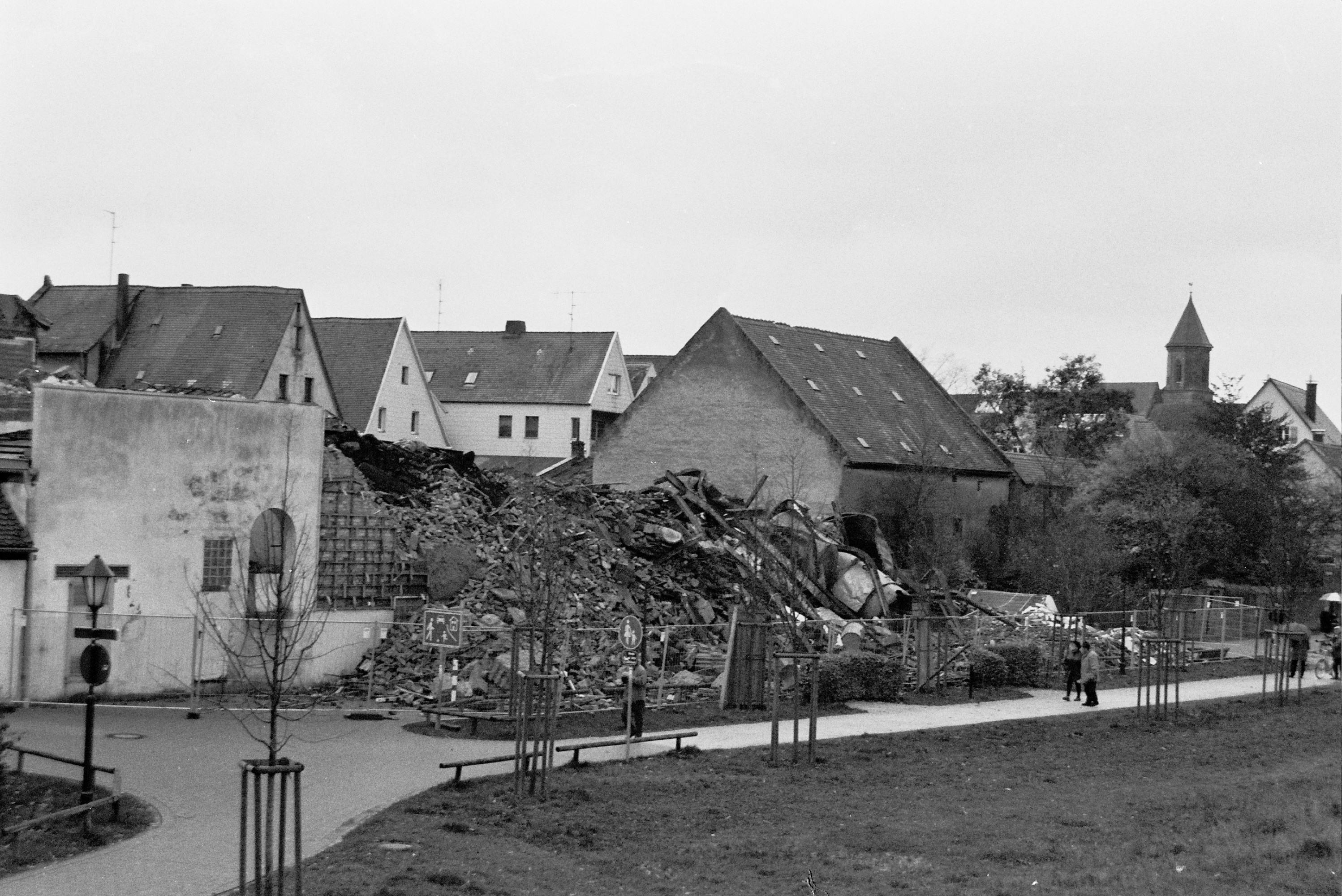 Die Abbrucharbeiten auf dem Areal des Brauhauses Müller am Marktplatz kosten der Stadt Gunzenhausen rund 201.000 Mark. Bei der Ausschreibung ist die Firma Xaver Hechtfischer aus Schwarzenbach in Oberfranken damit günstigster Anbieter. An der Stelle ist die Errichtung eines provisorischen Parkplatzes mit 63 Plätzen geplant. Dass die Abbrucharbeiten in vollem Gange sind, sticht von der Gunzenhäuser Promenade aus ins Auge.