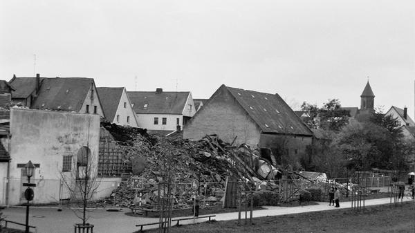 Die Abbrucharbeiten auf dem Areal des Brauhauses Müller am Marktplatz kosten der Stadt Gunzenhausen rund 201.000 Mark. Bei der Ausschreibung ist die Firma Xaver Hechtfischer aus Schwarzenbach in Oberfranken damit günstigster Anbieter. An der Stelle ist die Errichtung eines provisorischen Parkplatzes mit 63 Plätzen geplant. Dass die Abbrucharbeiten in vollem Gange sind, sticht von der Gunzenhäuser Promenade aus ins Auge.