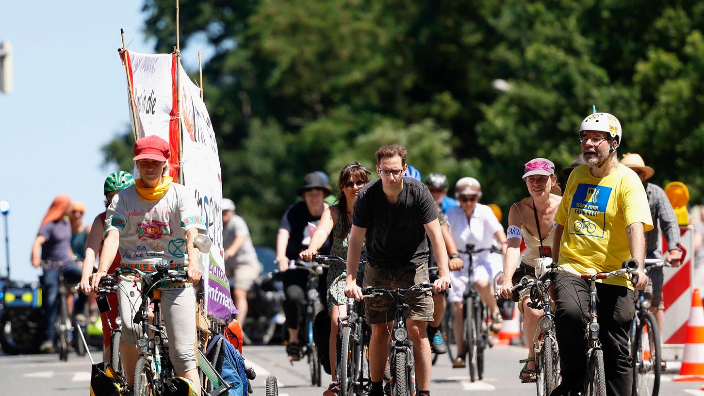 Regelmäßig radeln Klima-Aktivisten durch Nürnberg. Am Freitag kann es deshalb zu zäh fließendem Verkehr kommen. 