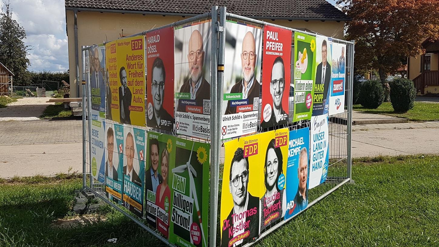 Hier in Neudorf bei Pappenheim hängen die Plakate recht ordentlich nebeneinander. Generell kann die Wahl aber ziemlich verwirrend sein. Wir haben die wichtigsten Informationen auf einen Blick. 