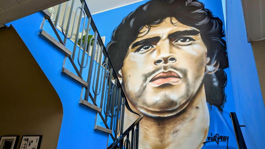Im Treppenhaus grüßt Diego Maradona.