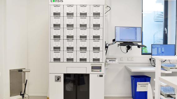 Am Uniklinikum Erlangen stellt ein Computer die Medikamente zusammen