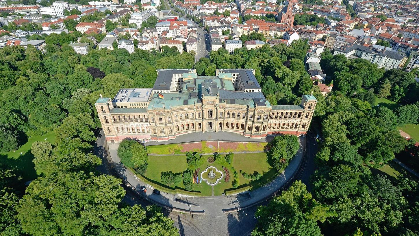 Wer zieht ins Maximilianeum in München ein, Sitz des Bayerischen Landtags? Darüber entscheiden die Wählerinnen und Wähler an diesem Sonntag.