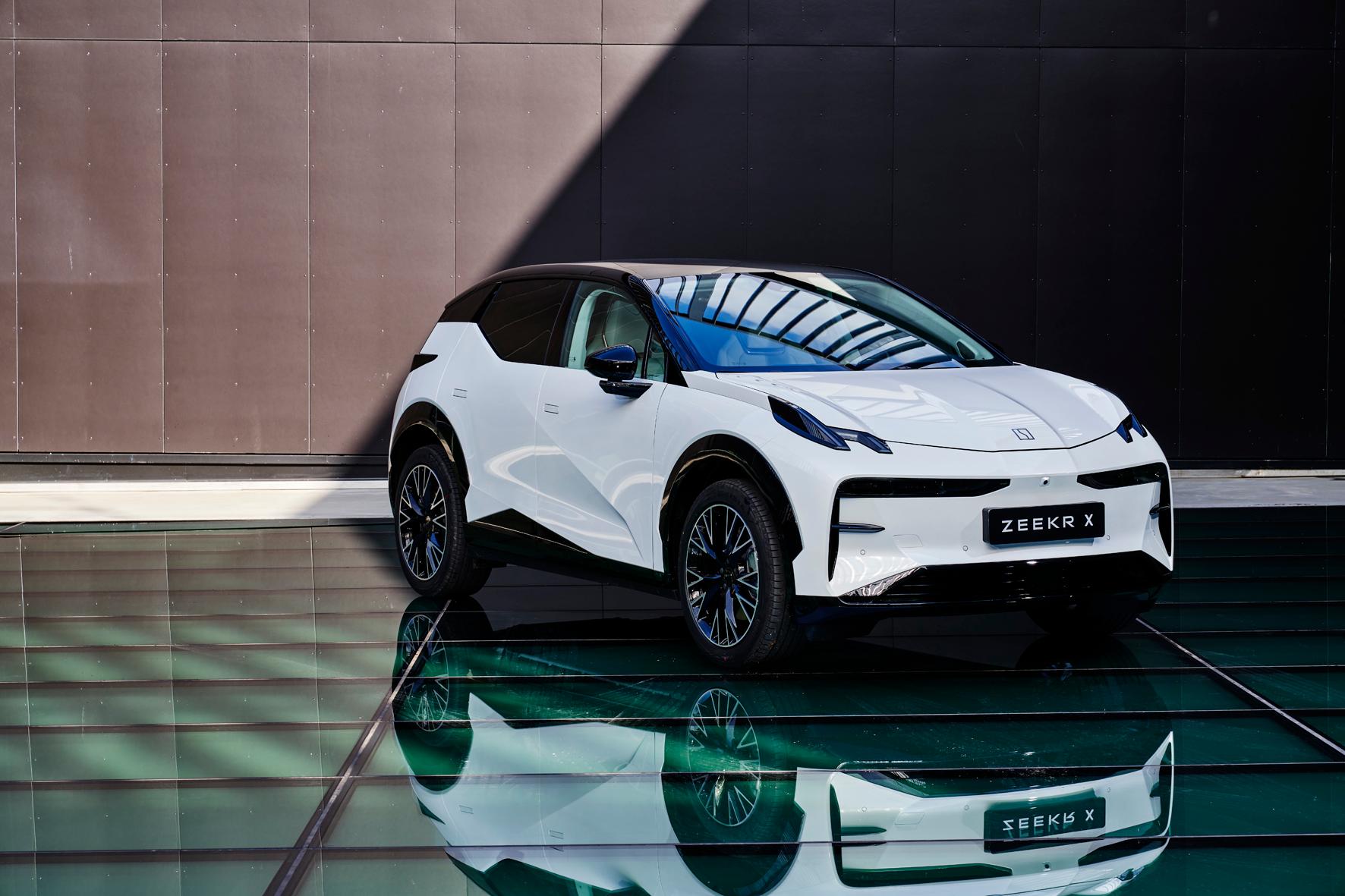 Im Gegensatz zum eleganten Zeekr 01 pflegt der Zeekr X einen anderen Look - gelungen sportlich und gerade so extrovertiert, dass er noch spannend wirkt, ohne dabei das Auge überzustrapazieren.