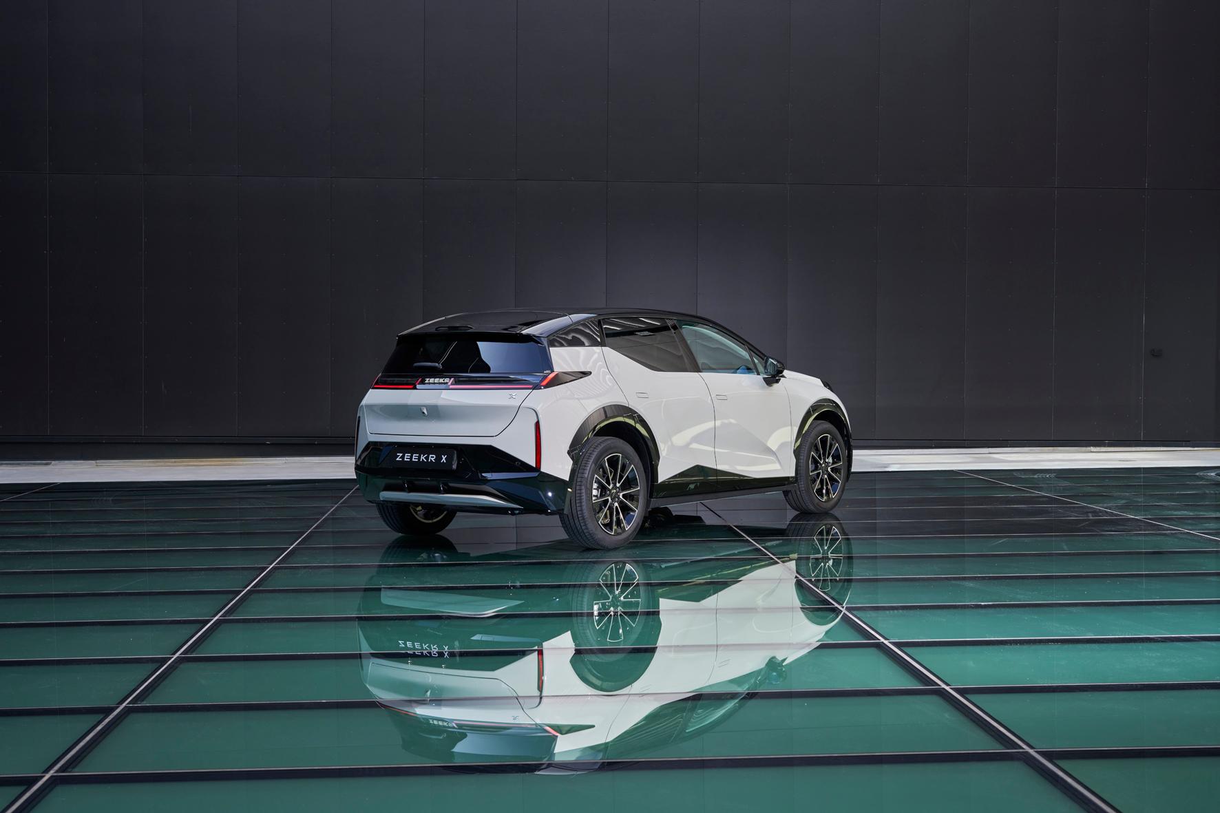 Das zweimotorige Allradmodell "Privilege AWD" wiederum ist 315 kW/428 PS stark, das Drehmoment beträgt 543 Newtonmeter, die WLTP-Reichweite wird mit maximal 425 Kilometern angegeben.