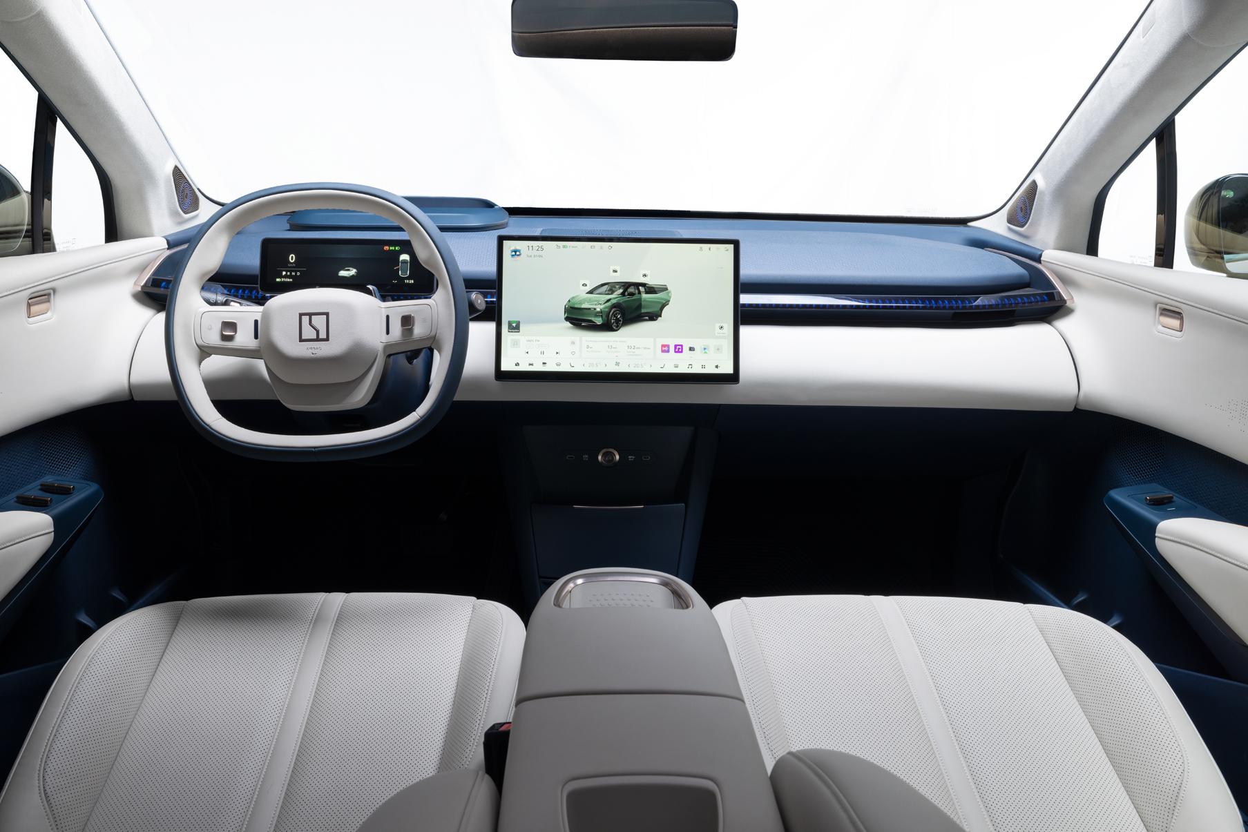 Beeindruckend hochwertig hat Zeekr das Interieur hinbekommen, und stilsicher obendrein. Sehr clean, sehr reduziert, sehr geschmackvoll sieht die Gesamtkomposition aus.