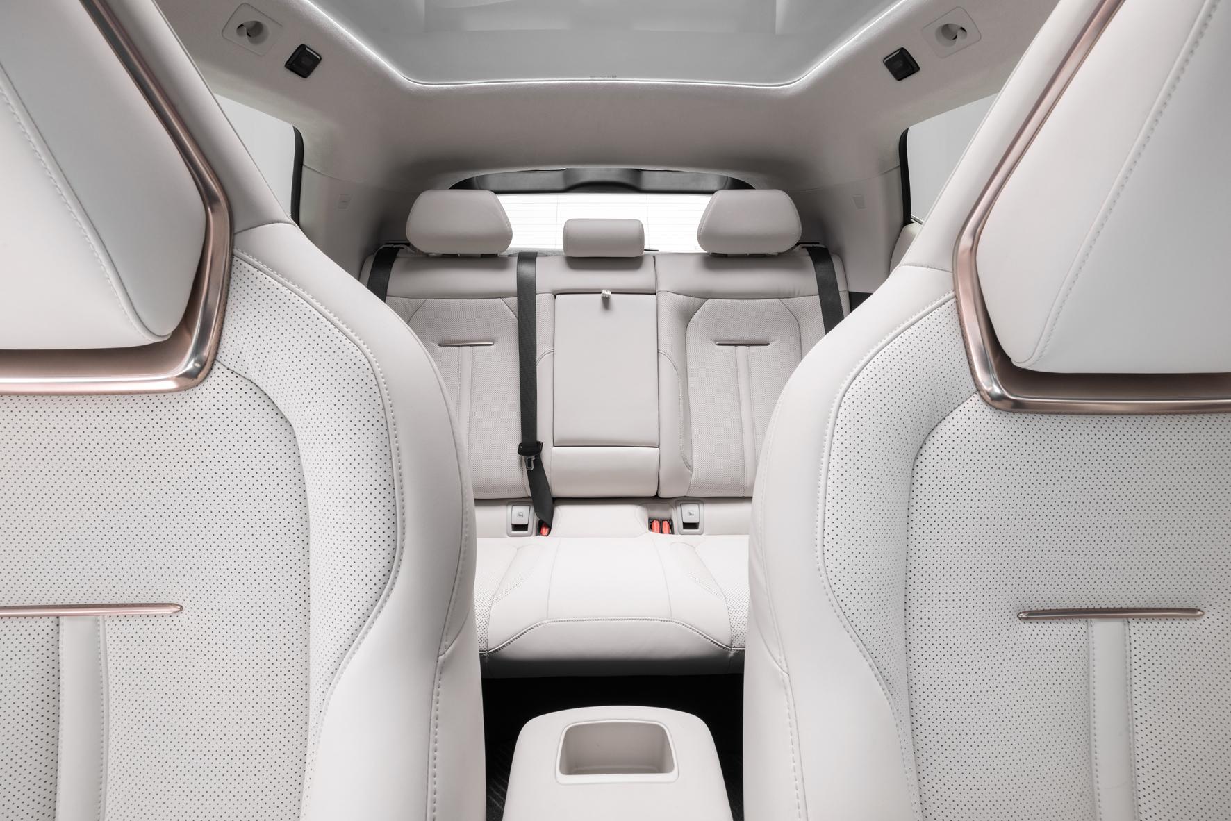 Serienmäßig schickt ein Glasdach viel Licht ins Wageninnere, das im Übrigen komplett vegan ausgestaltet wurde.