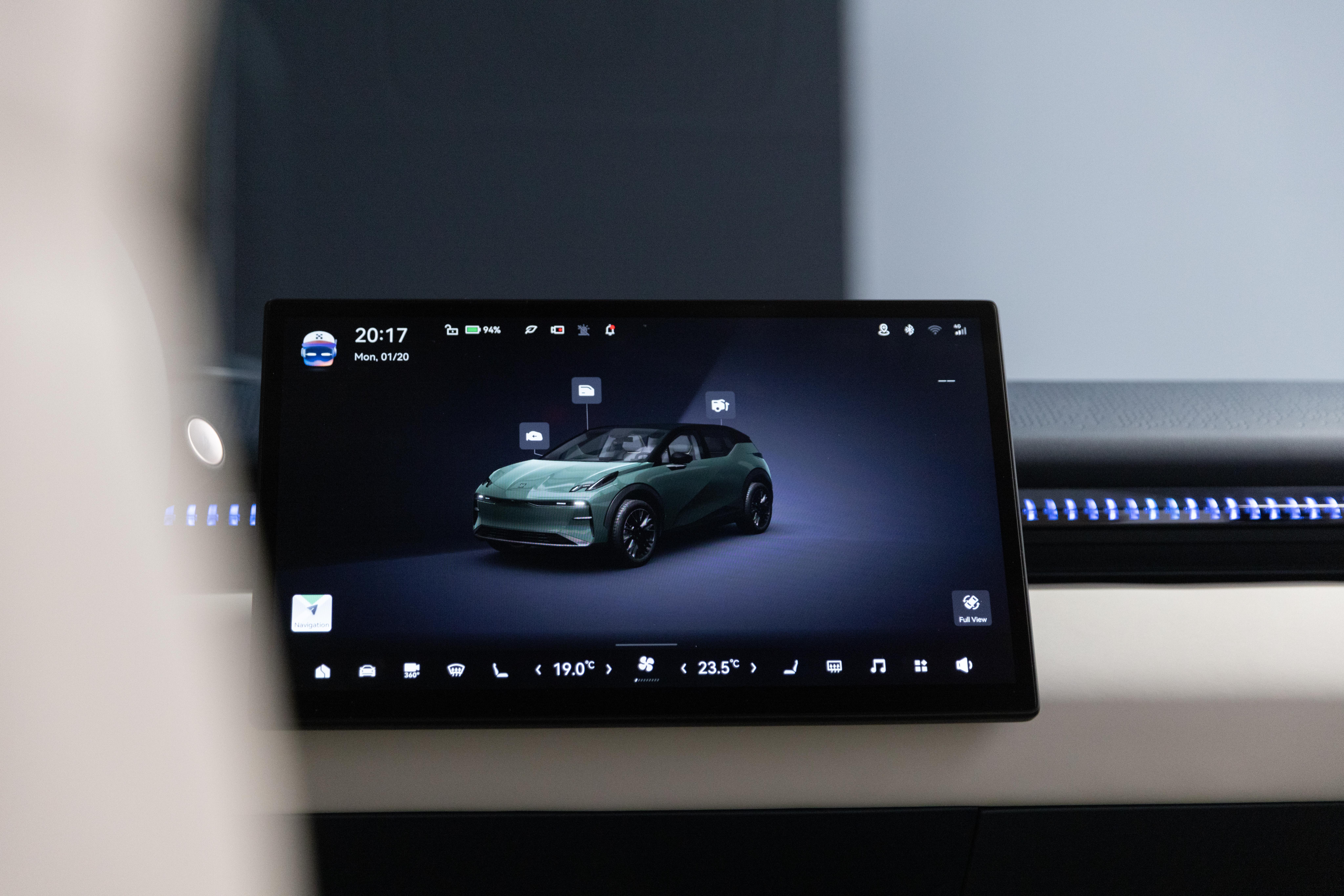 Als zentrales Bedienelement dient der große Hauptbildschirm, über den die allermeisten Einstellungen laufen, einschließlich derer für die Außenspiegel und die Rekuperation.