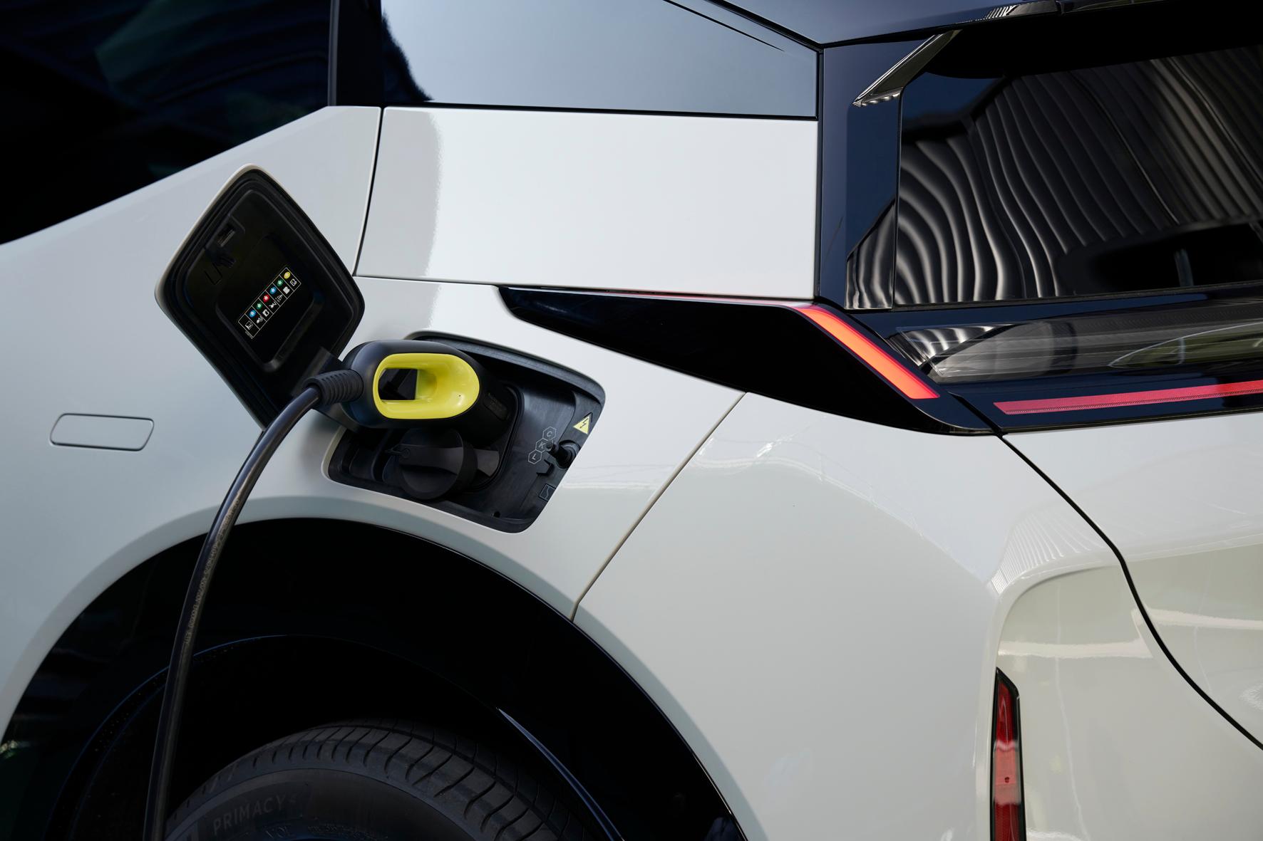 Wechselstrom aus der Wallbox tankt der Zeekr X dreiphasig und mit bis zu 22 kW, da kann nicht jeder Konkurrent mithalten. In vier Stunden ist der leere Akku wieder komplett befüllt.